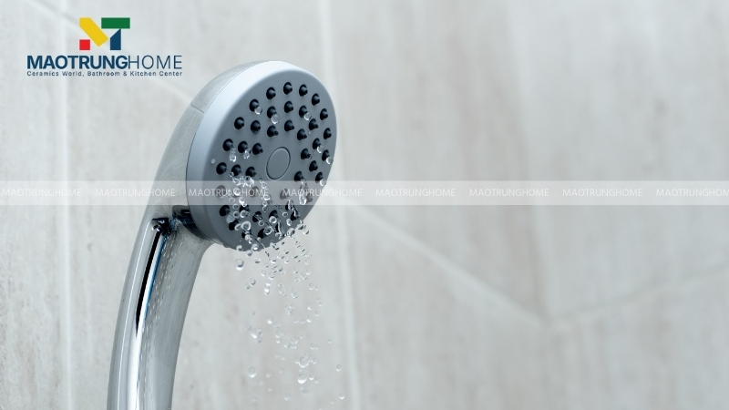 Nước chảy yếu, tia nước không đều là dấu hiệu phổ biến nhất cho thấy bát sen hoặc lưới lọc đã bị tắc nghẽn