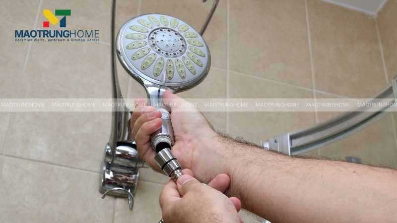 Dùng tay vặn khớp nối giữa bát sen và dây sen theo hướng ngược chiều kim đồng hồ