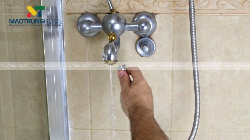 Dùng cờ lê vặn đai ốc còn lại để tháo dây sen ra khỏi củ sen