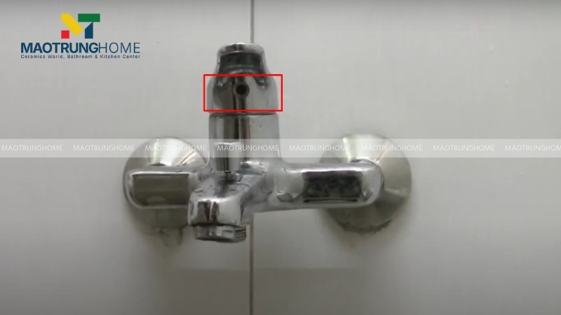 Tìm nút nhựa nhỏ màu xanh/đỏ hoặc logo INAX trên tay gạt và nhẹ nhàng cạy ra