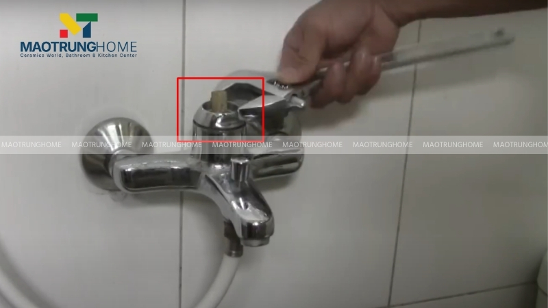 Dùng tay/mỏ lết vặn nắp chụp ngược chiều kim đồng hồ để tháo ra