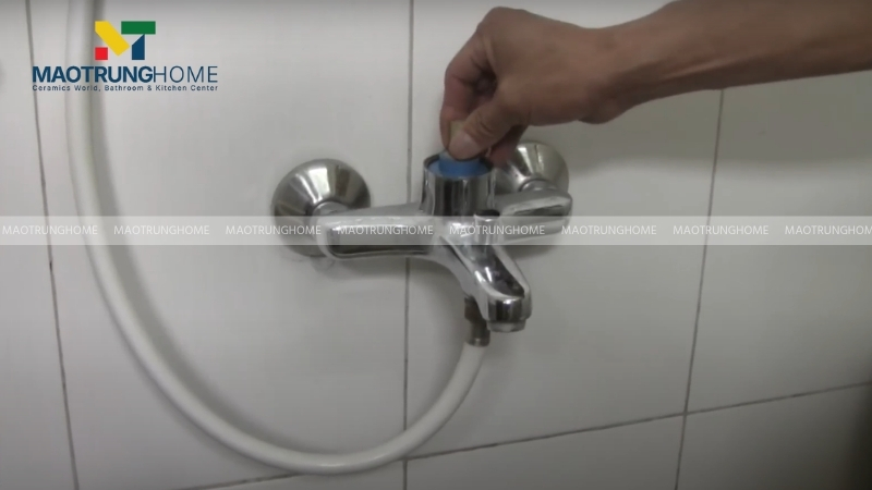 Nhẹ nhàng nhấc lõi sen ra khỏi thân củ sen