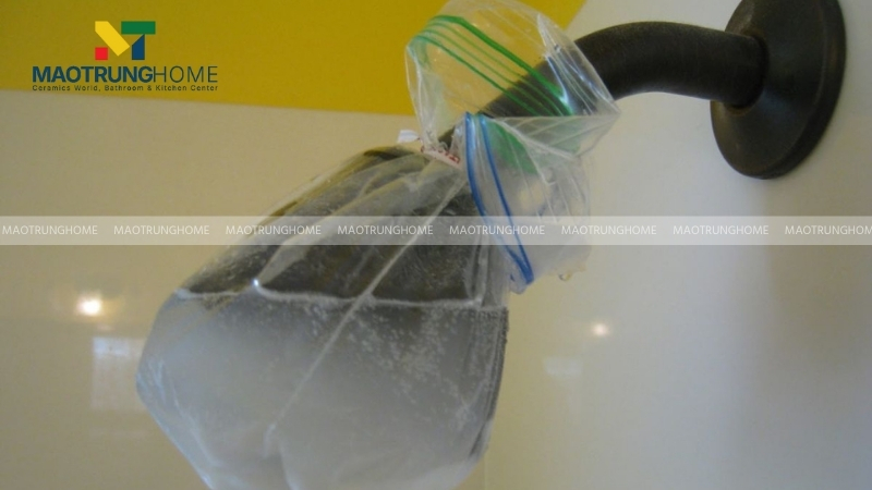 Ngâm bát sen trong dung dịch giấm pha khoảng 30 phút đến vài giờ