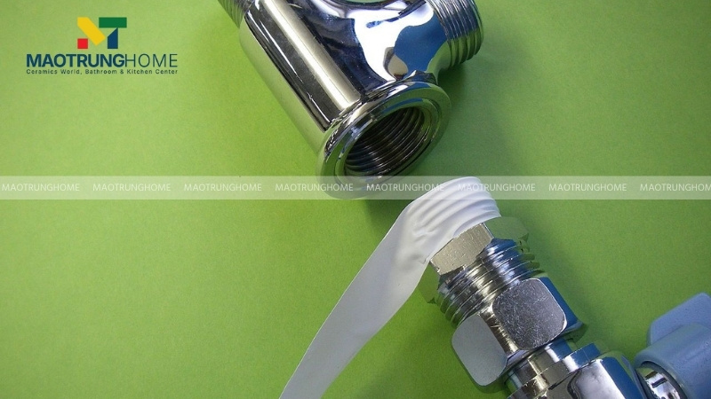 Quấn một vài vòng cao su non quanh các đầu ren của củ sen và dây sen trước khi lắp lại để tăng độ kín