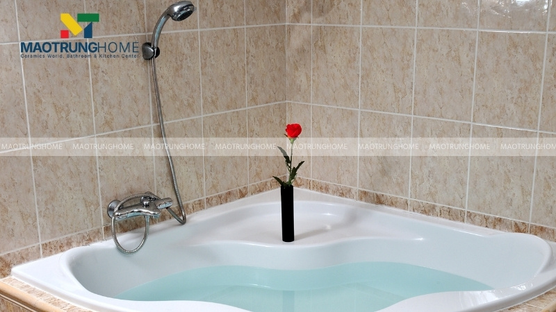 Bồn tắm góc hoặc bồn tắm xây kích thước vừa phải dành cho phòng tắm nhỏ