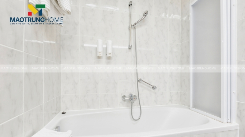 Bồn tắm kết hợp vòi sen