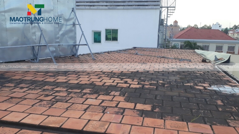 Gạch không phải là vật liệu chống thấm.