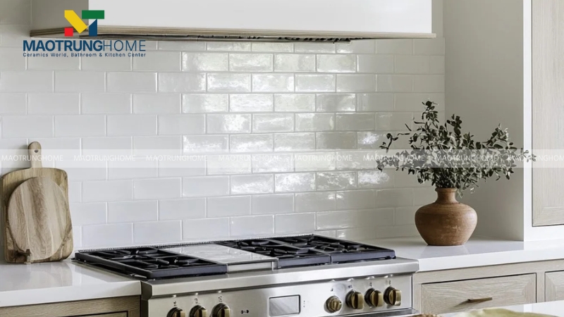 Khu vực bếp, đặc biệt là phần tường giữa tủ bếp trên và dưới (backsplash), là nơi lý tưởng để ốp gạch.