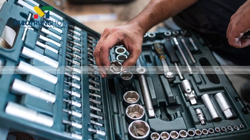 Để quá trình sửa chữa diễn ra nhanh chóng và thuận lợi, bạn nên chuẩn bị sẵn một vài dụng cụ cơ bản.