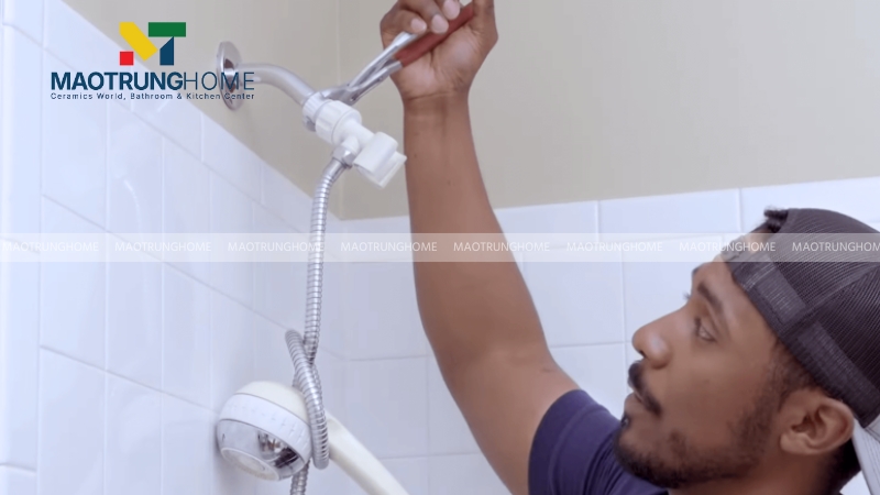 Nếu sau khi siết chặt mà nước vẫn rỉ, khả năng cao là gioăng cao su bị hỏng.