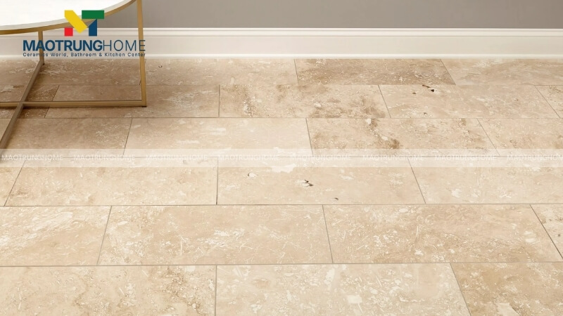 Gam màu kem, be ấm áp cùng những đường vân ngang nhẹ nhàng của đá Travertine tạo cảm giác thư thái, gần gũi.