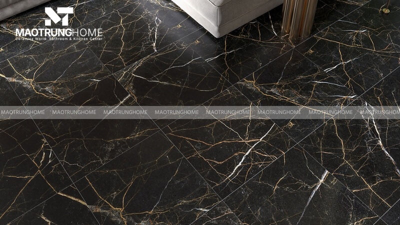 Nền đen huyền bí được điểm xuyết bởi những đường vân trắng mạnh mẽ như tia chớp.