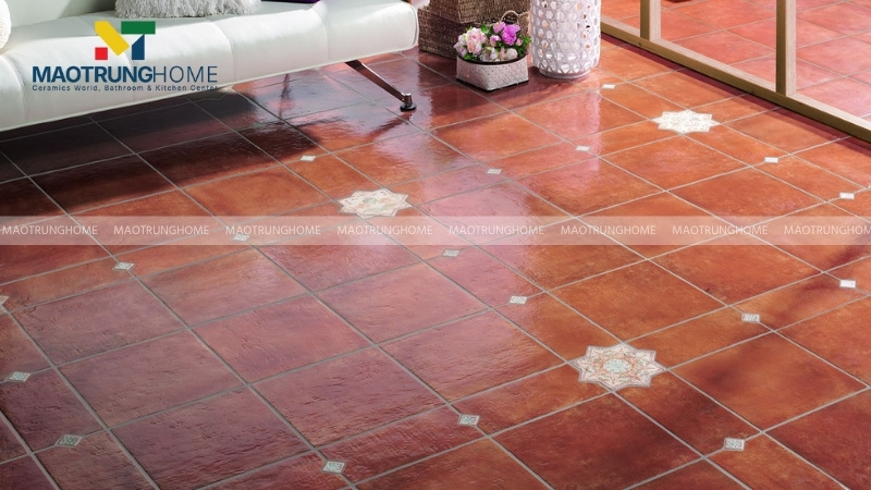 Gạch có màu đỏ cam hoặc nâu sẫm đồng đều trên toàn bộ bề mặt