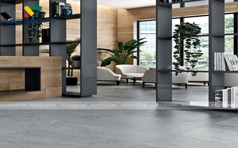 Phòng khách được lát gạch men Matt khổ lớn