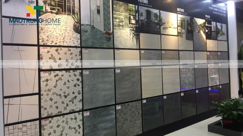 Kệ trưng bày các mẫu gạch bóng mờ nhập khẩu Ý, Tây Ban Nha, Ấn Độ tại showroom Mao Trung Home
