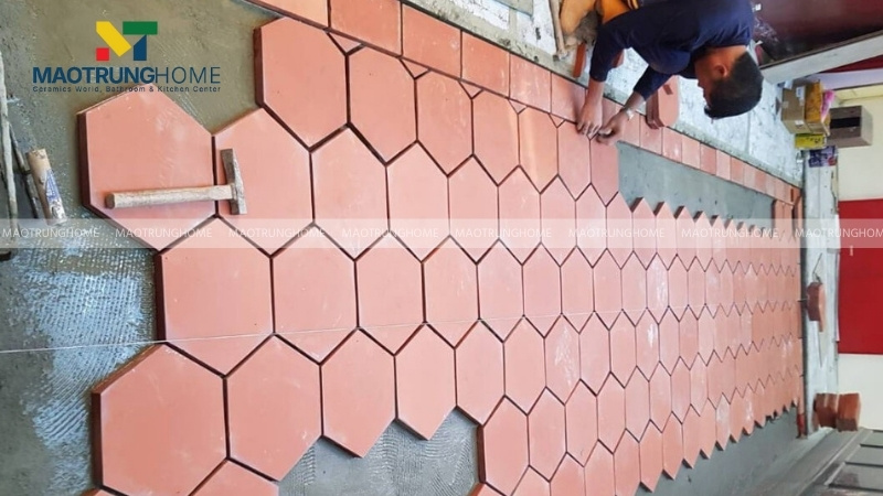 Nền thi công cần được làm phẳng, đầm chặt và có độ dốc phù hợp để thoát nước tốt