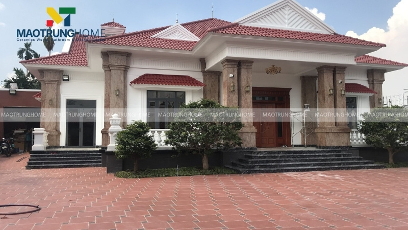 Việc kết hợp gạch tàu trong kiến trúc hiện đại tạo ra sự tương phản thú vị