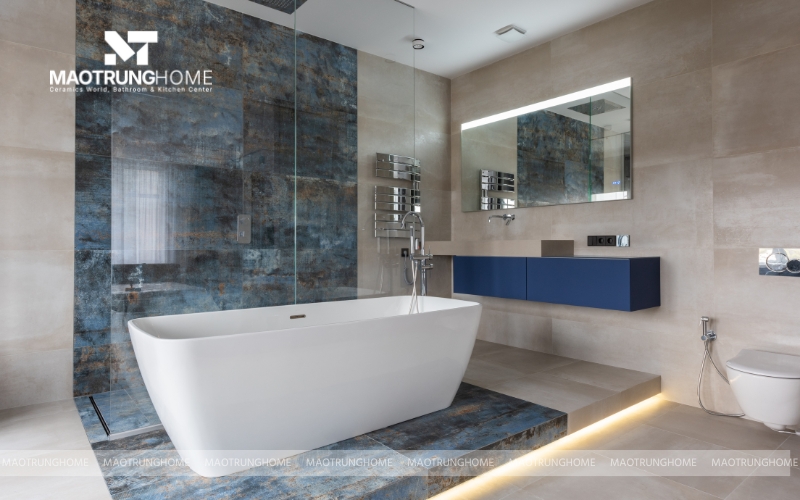 Phòng tắm master rộng rãi với chiếc bồn tắm lớn