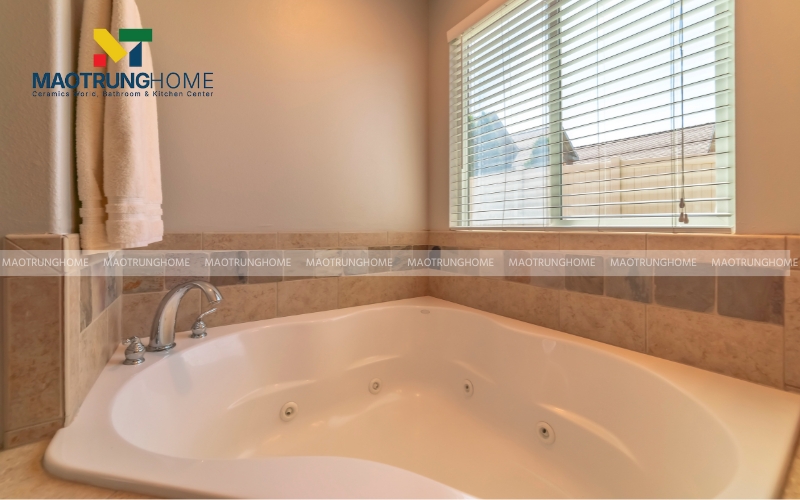 Bồn tắm góc được lắp đặt gọn gàng