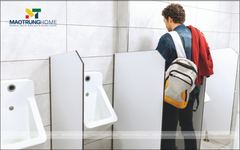 Dãy bồn tiểu nam treo tường có vách ngăn