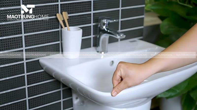 Chậu rửa lavabo Inax treo tường chân ngắn L-289V từ thương hiệu Inax nổi tiếng
