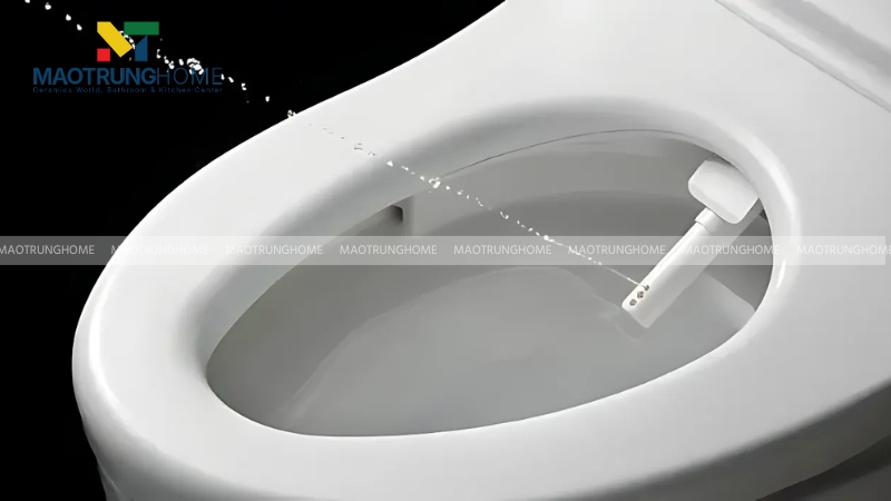 Chế độ phun của nắp bồn cầu thông minh giúp tiết kiệm nước so với vòi xịt cầm tay