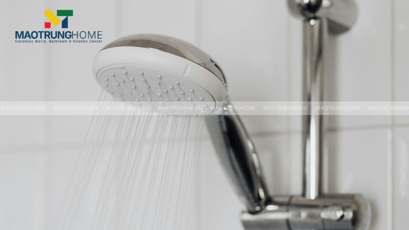 Vòi sen cao cấp thường được mạ nhiều lớp Niken và Crom dày, tạo nên bề mặt sáng bóng