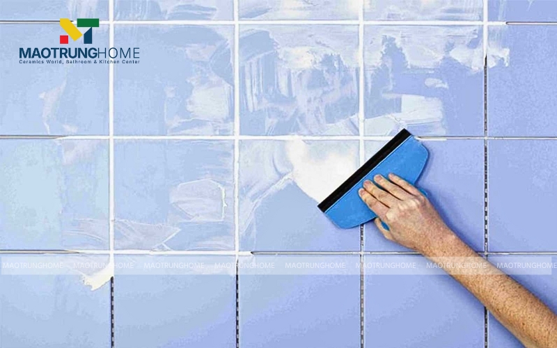 Thợ thi công chà ron gạch