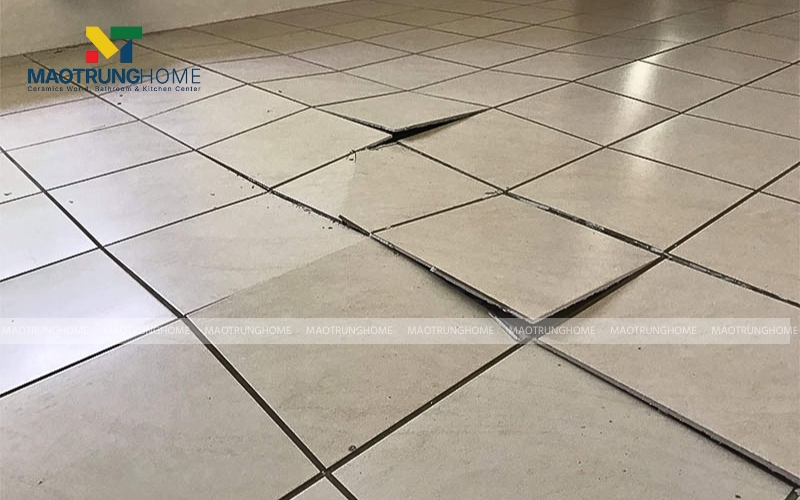 Mảng tường gạch bị phồng rộp do bộp gạch