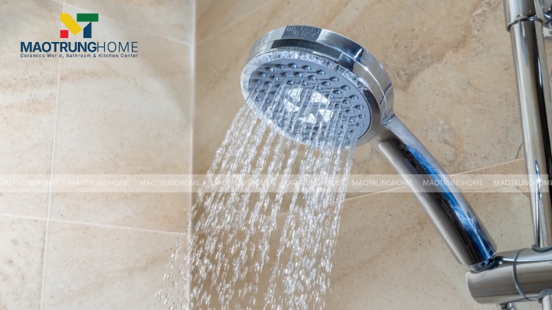 Vòi hoa sen là thiết bị phun nước thành các tia nhỏ li ti như những hạt mưa