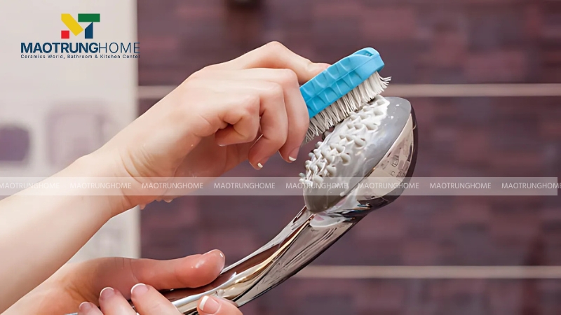 Tay sen cần phải được vệ sinh định kỳ để tránh bị tắc nghẽn